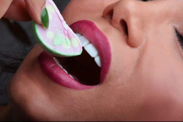 لبخند زیبا و هارمونیک پس از درمان ارتودنسی - دندان‌های مرتب و سفید